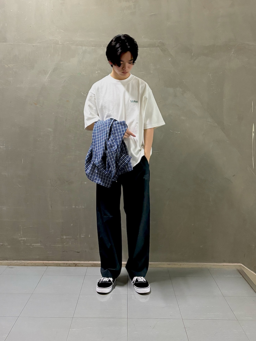 ブルー系のシャツ/ブラウス、ホワイト系のTシャツ/カットソー、ブルー系のその他パンツを着用したメンズの春コーディネートの2枚目の写真