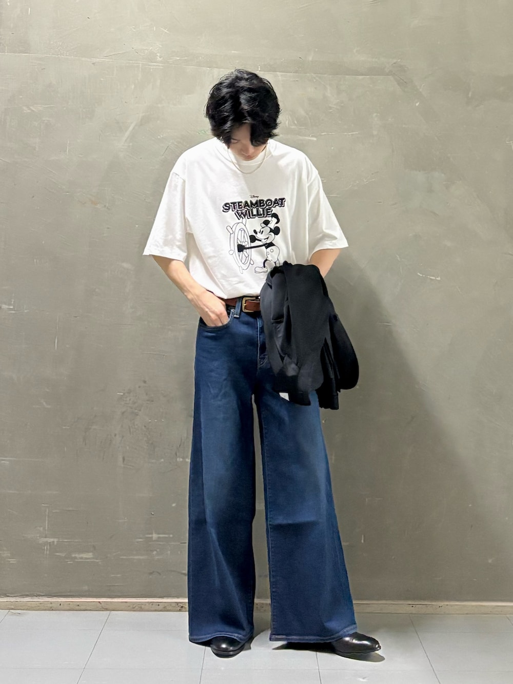ホワイト系のTシャツ/カットソー、ブルー系のデニムパンツ、シルバー系のアナログ腕時計を着用したメンズの夏コーディネートの3枚目の写真
