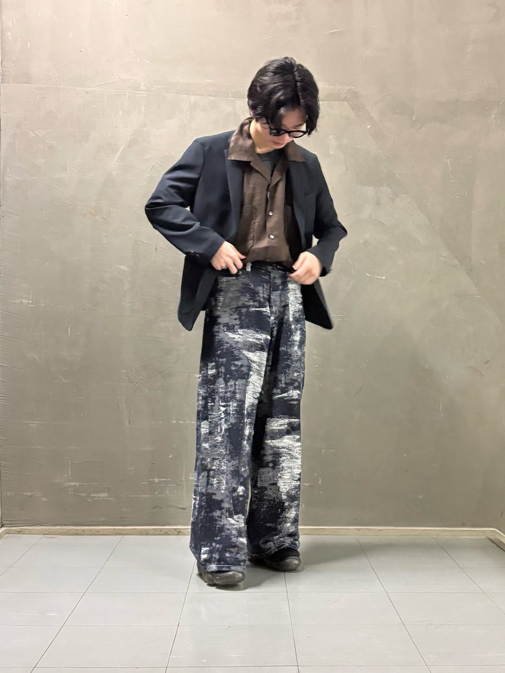 ブラウン系のシャツ/ブラウス、ブルー系のその他アウターを着用したメンズの春コーディネートの2枚目の写真