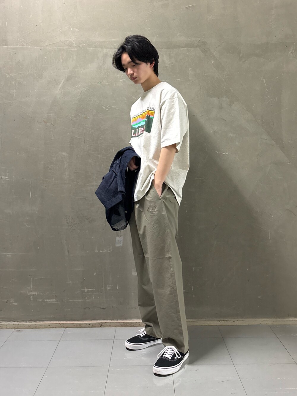 ブルー系のシャツ/ブラウス、グレー系のTシャツ/カットソー、グリーン系のその他パンツを着用したメンズの春コーディネートの2枚目の写真