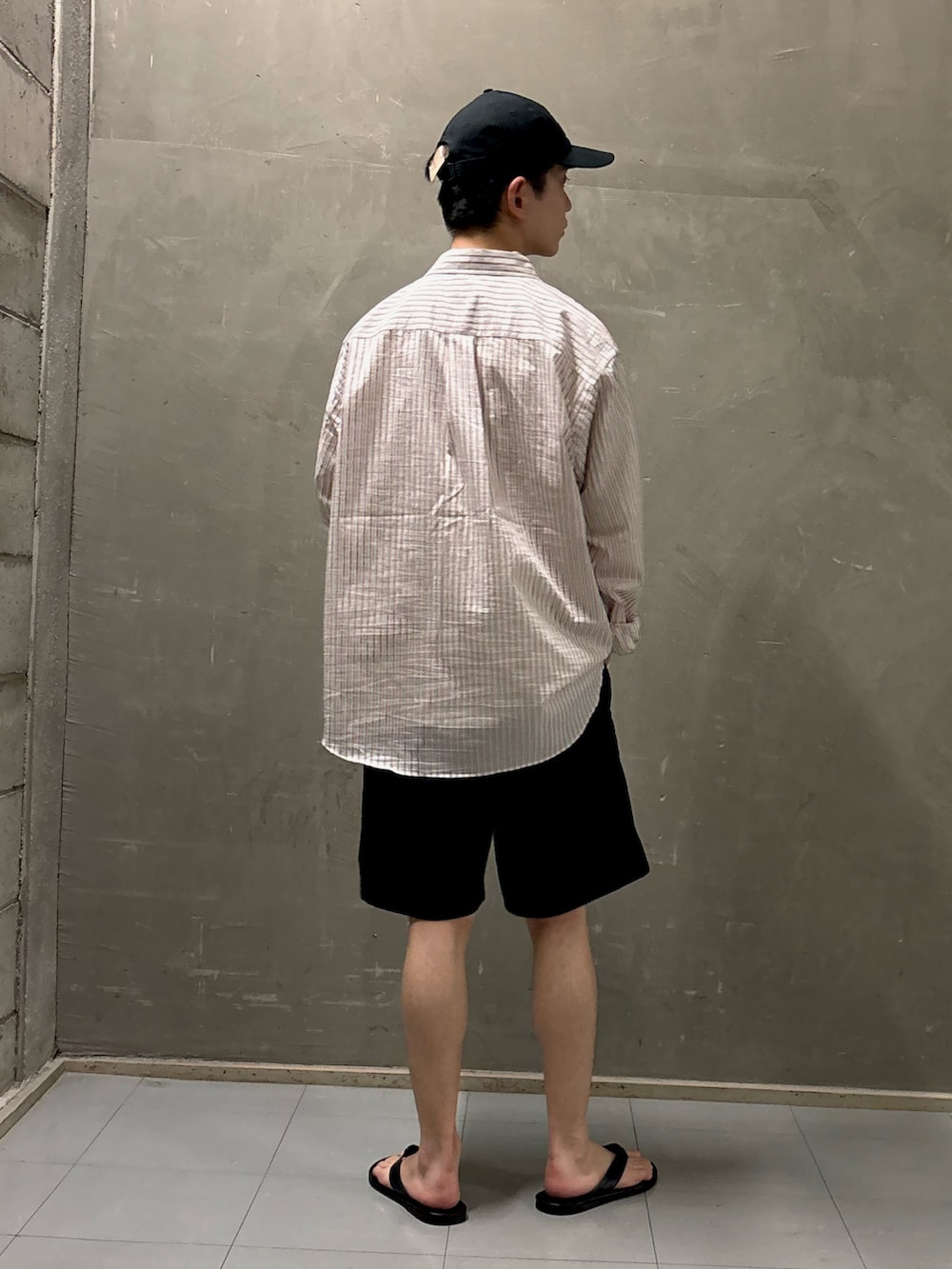 ベージュ系のシャツ/ブラウス、ブルー系のその他パンツ、ブラック系のサンダルを着用したメンズの夏コーディネートの2枚目の写真