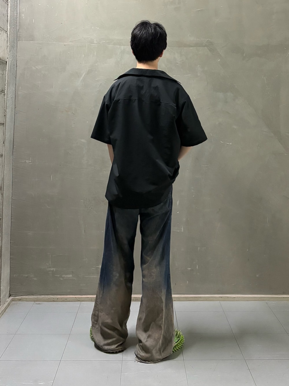 グレー系のTシャツ/カットソー、ブラック系のシャツ/ブラウスを着用したメンズの春コーディネートの4枚目の写真