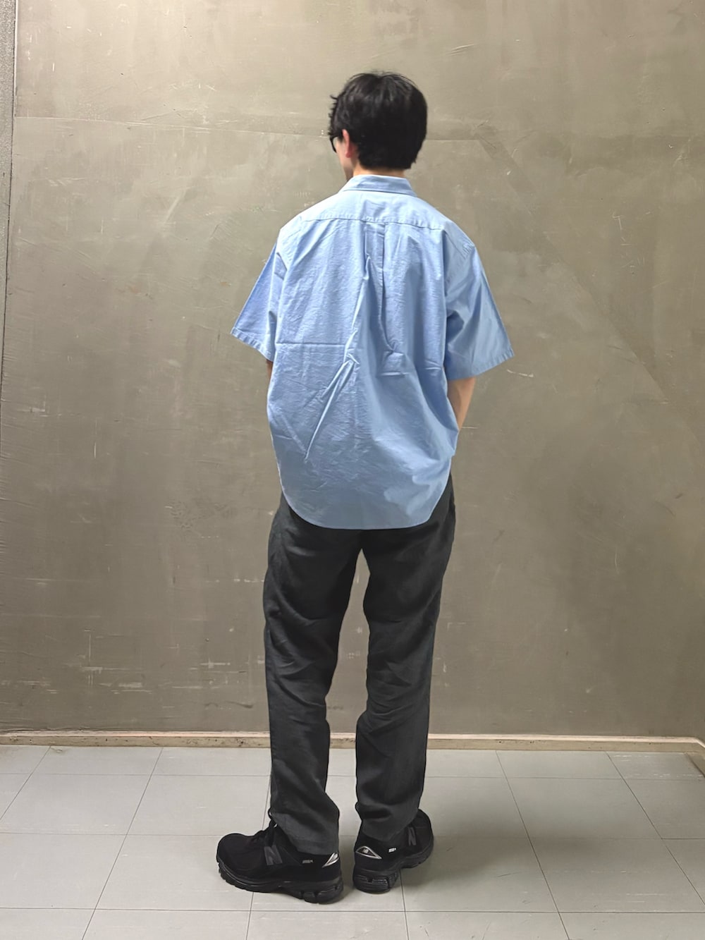 ブルー系のシャツ/ブラウス、ブラック系のその他パンツ、ブラック系のスニーカーを着用したメンズの春コーディネートの3枚目の写真