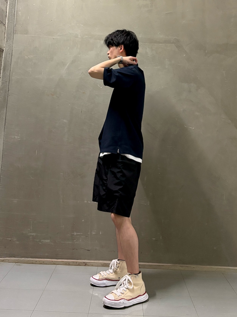 ブルー系のポロシャツ、ホワイト系のTシャツ/カットソー、ブラック系のその他パンツを着用したメンズの夏コーディネートの2枚目の写真