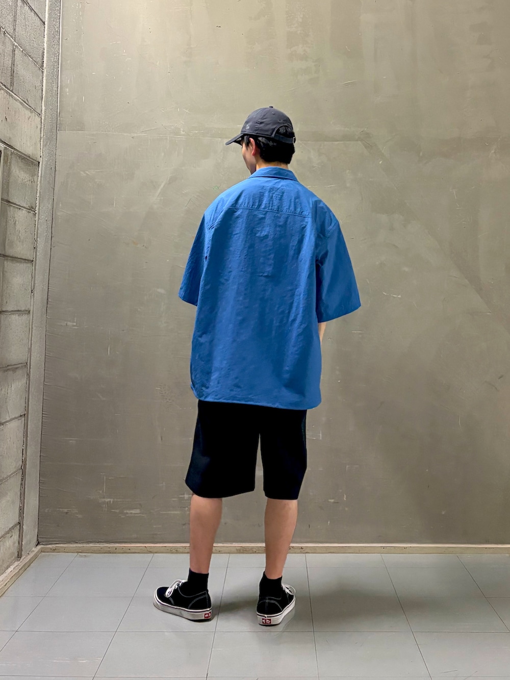 ブラック系のその他パンツ、ブラック系のスニーカー、ブルー系のシャツ/ブラウスを着用したメンズの夏コーディネートの2枚目の写真