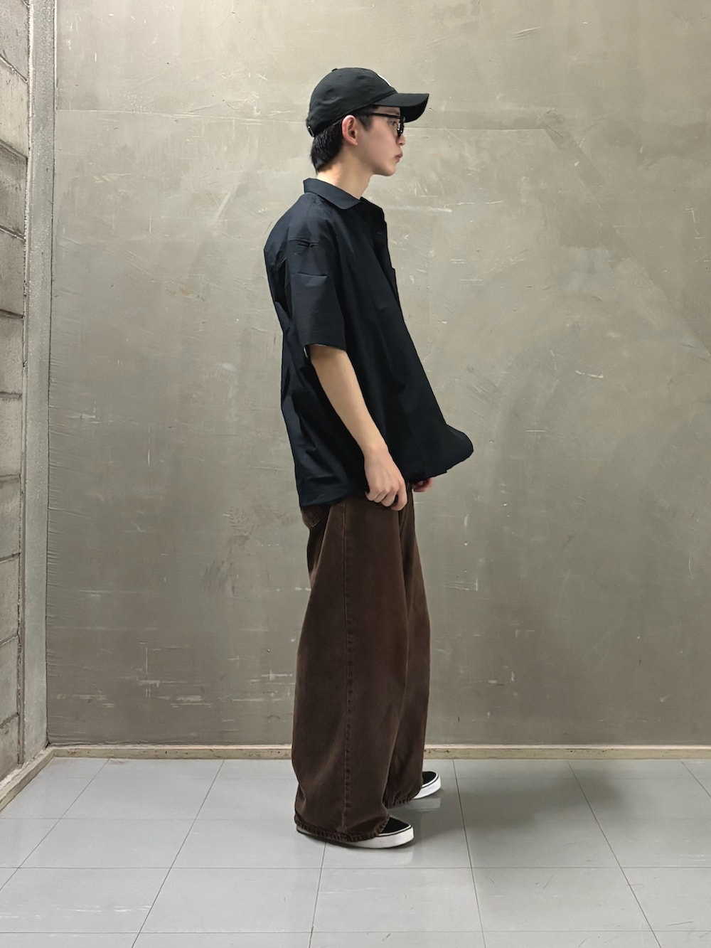 ブラック系のシャツ/ブラウス、ブラック系のスニーカー、グレー系のTシャツ/カットソーを着用したメンズの夏コーディネートの2枚目の写真