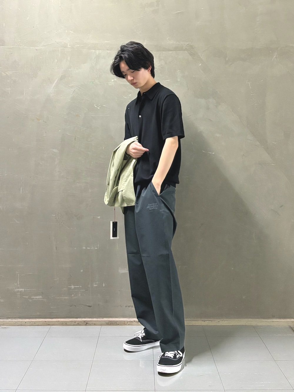 グリーン系のシャツ/ブラウス、ブラック系のシャツ/ブラウス、ブルー系のその他パンツを着用したメンズの春コーディネートの3枚目の写真