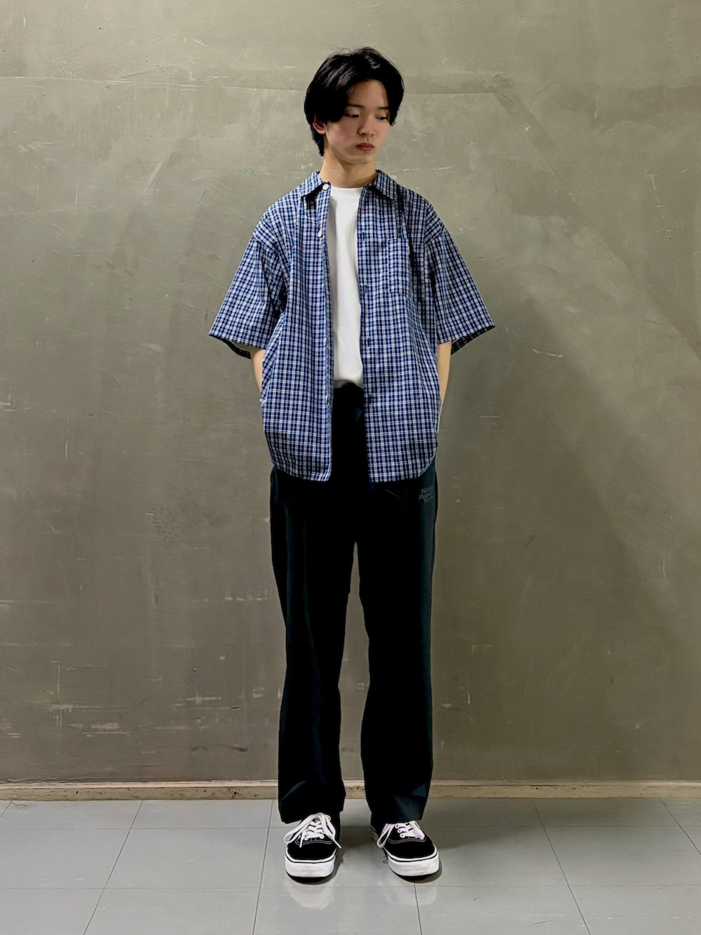 ブルー系のシャツ/ブラウス、ホワイト系のTシャツ/カットソー、ブルー系のその他パンツを着用したメンズの春コーディネートの3枚目の写真