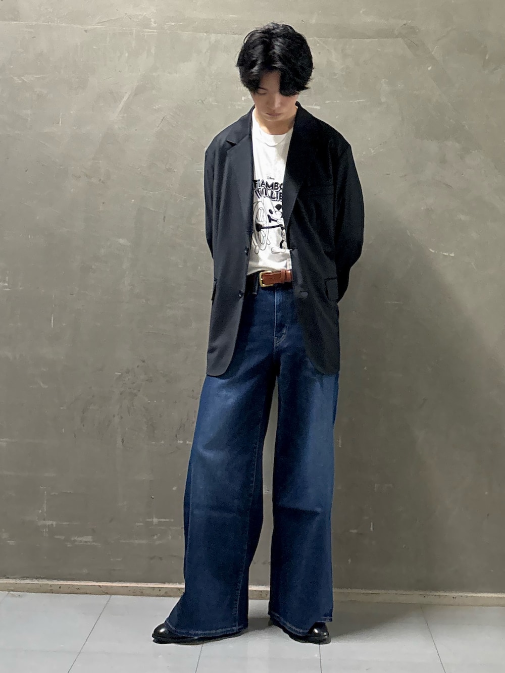 ホワイト系のTシャツ/カットソー、ブルー系のデニムパンツ、シルバー系のアナログ腕時計を着用したメンズの夏コーディネートの2枚目の写真
