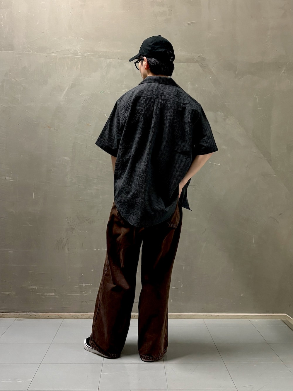 グレー系のシャツ/ブラウス、グレー系のTシャツ/カットソー、ブラック系のスニーカーを着用したメンズの夏コーディネートの3枚目の写真