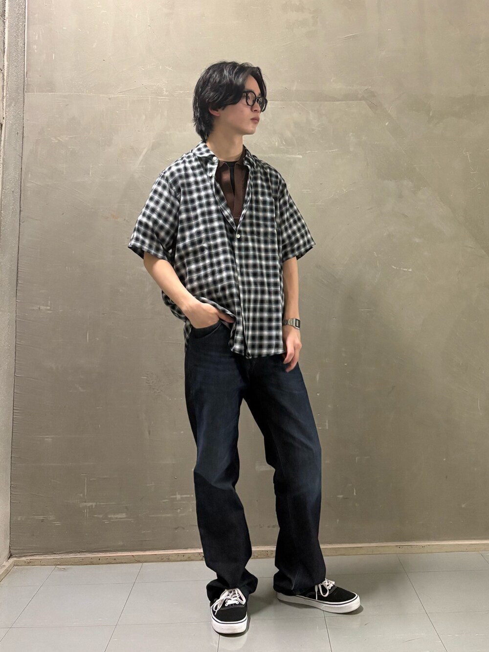 ホワイト系のシャツ/ブラウス、ブラック系のスニーカー、シルバー系のアナログ腕時計を着用したメンズの春コーディネートの2枚目の写真