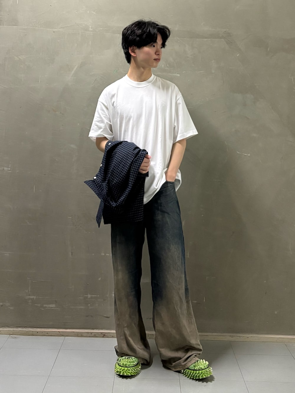 ホワイト系のTシャツ/カットソーを着用したメンズの春コーディネートの2枚目の写真