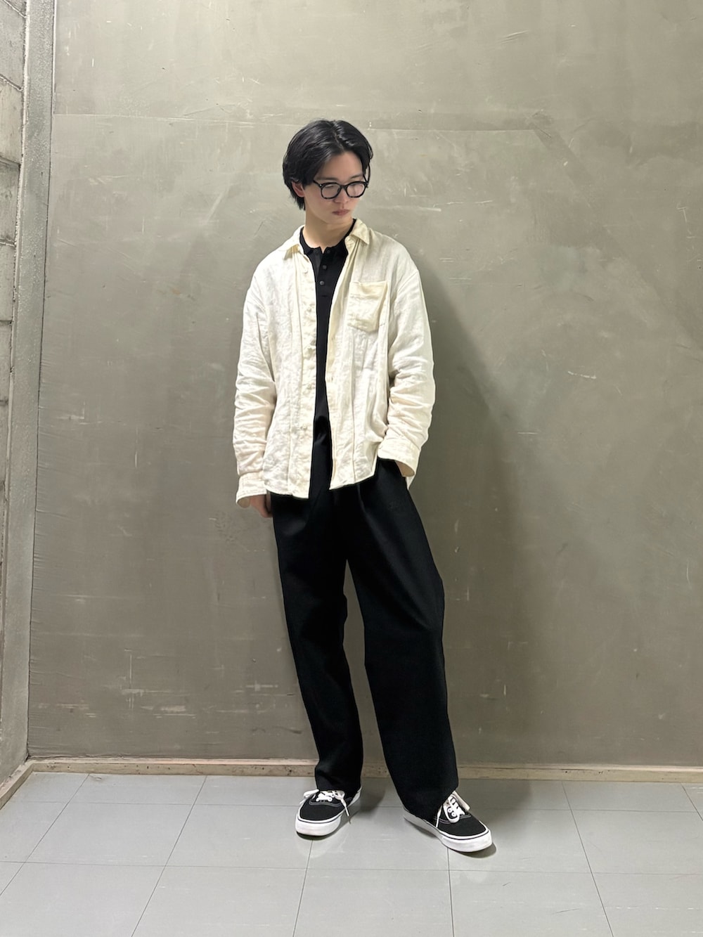 ブラック系のニット/セーター、ブラック系のその他パンツ、ブラック系のスニーカーを着用したメンズの春コーディネートの2枚目の写真