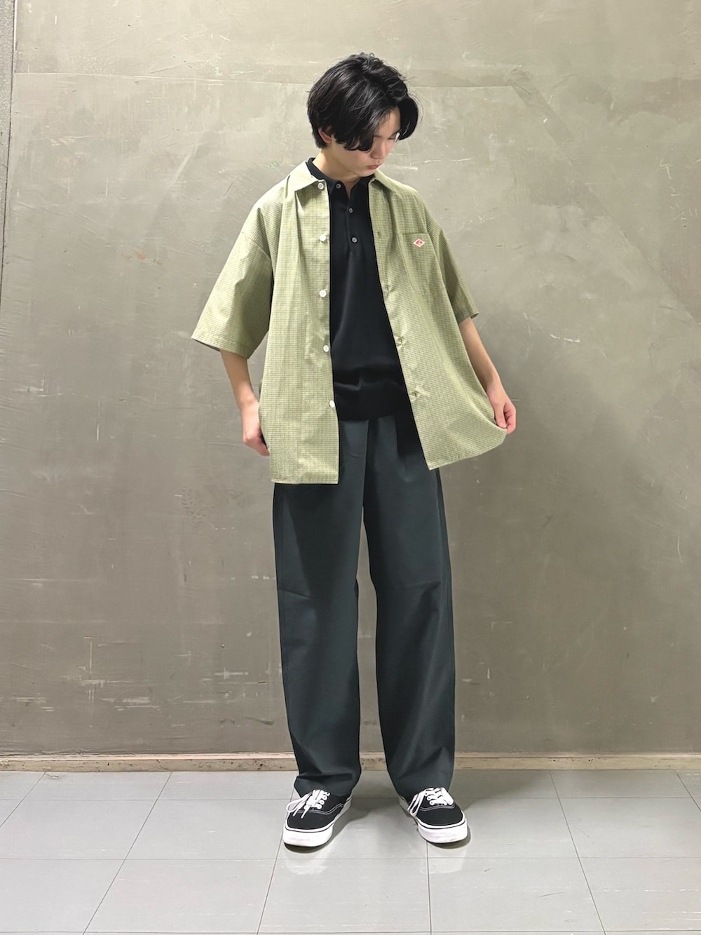 グリーン系のシャツ/ブラウス、ブラック系のシャツ/ブラウス、ブルー系のその他パンツを着用したメンズの春コーディネートの2枚目の写真