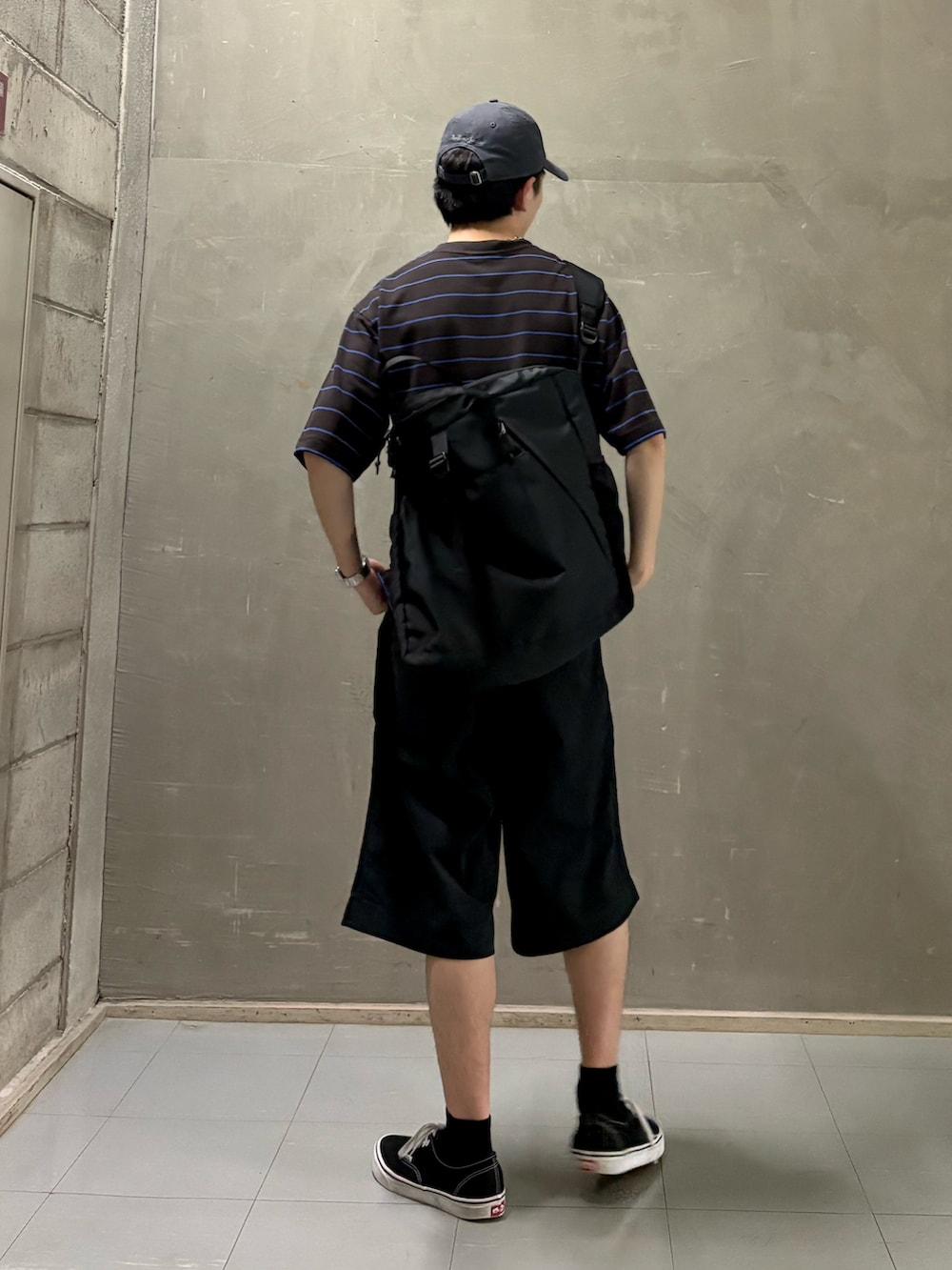 ブラウン系のTシャツ/カットソー、ブラック系のその他パンツ、ブラック系のスニーカーを着用したメンズの夏コーディネートの3枚目の写真