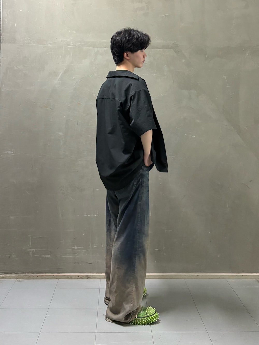グレー系のTシャツ/カットソー、ブラック系のシャツ/ブラウスを着用したメンズの春コーディネートの3枚目の写真
