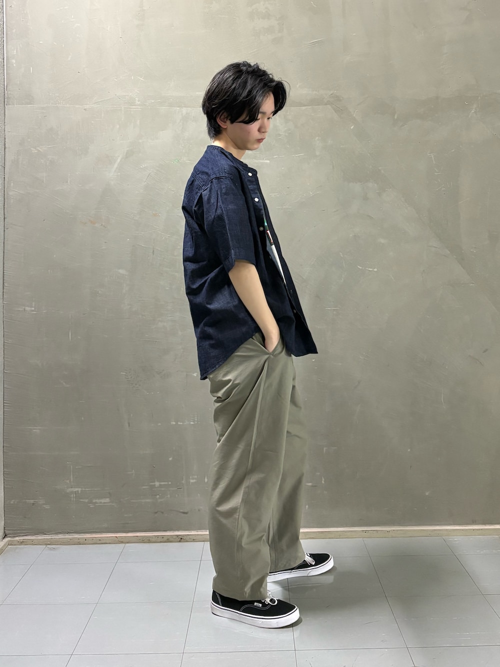 ブルー系のシャツ/ブラウス、グレー系のTシャツ/カットソー、グリーン系のその他パンツを着用したメンズの春コーディネートの3枚目の写真