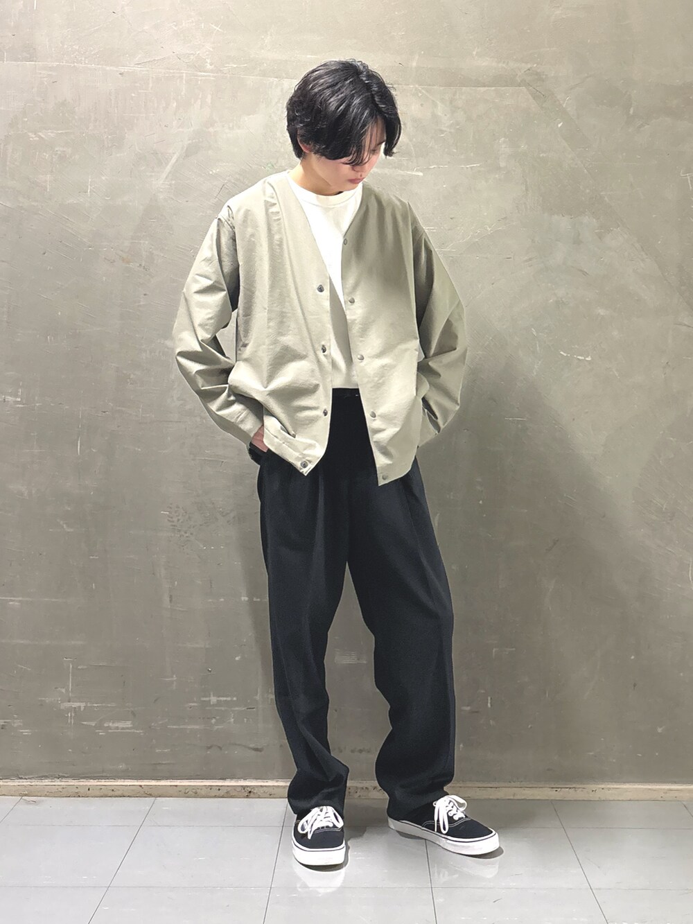 グリーン系のノーカラージャケット、ブラック系のその他パンツ、ベージュ系のTシャツ/カットソーを着用したメンズの春コーディネートの2枚目の写真