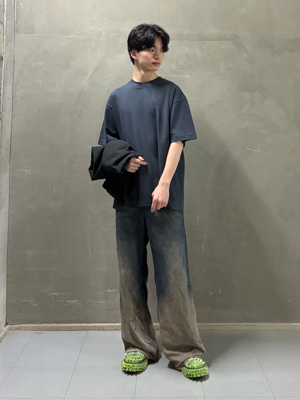 グレー系のTシャツ/カットソー、ブラック系のシャツ/ブラウスを着用したメンズの春コーディネートの2枚目の写真