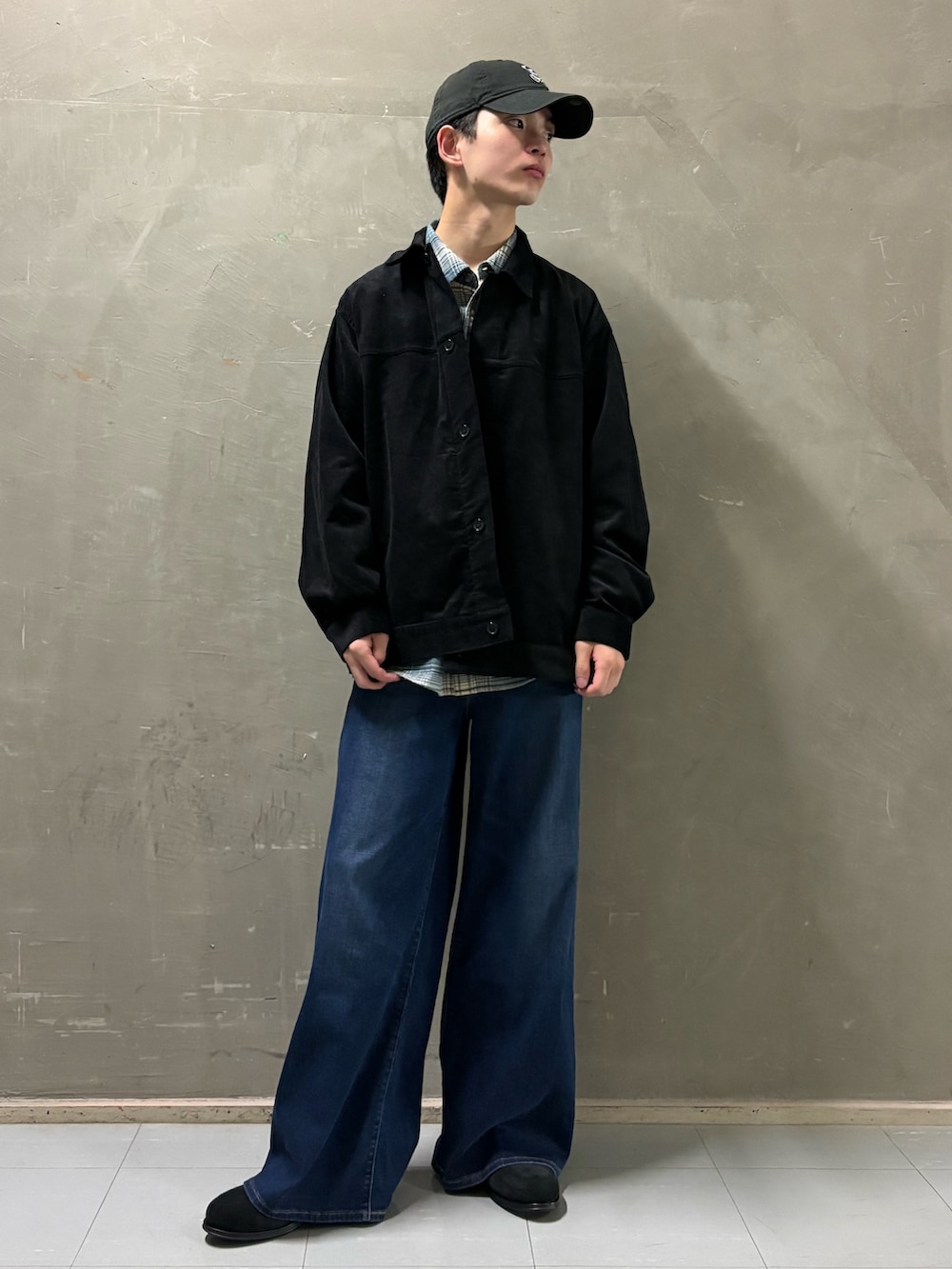 ブラック系のその他アウター、ブルー系のシャツ/ブラウス、ブルー系のデニムパンツを着用したメンズの秋コーディネートの2枚目の写真
