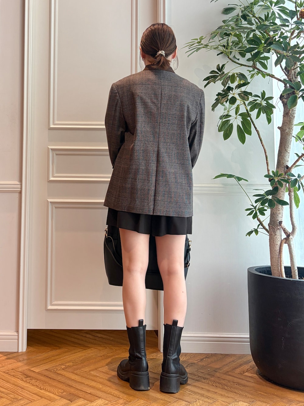 ブラック系のシャツ/ブラウス、ブラウン系のその他パンツ、ブラウン系のノーカラージャケットを着用したレディースの秋コーディネートの4枚目の写真