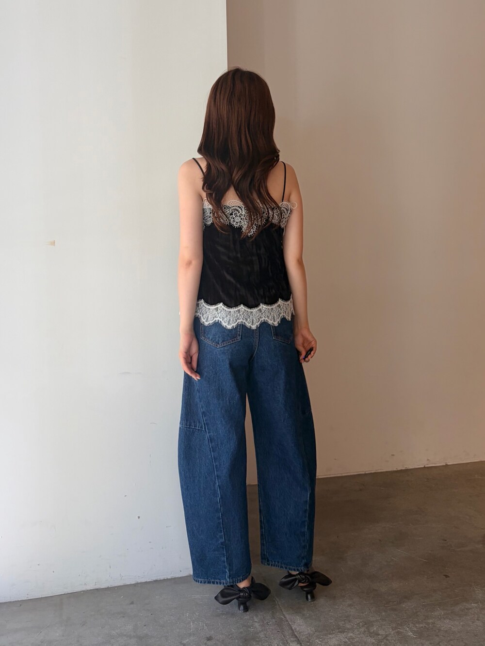 ホワイト系のベスト、ブラック系のTシャツ/カットソー、ブルー系のデニムパンツを着用したレディースの夏コーディネートの7枚目の写真