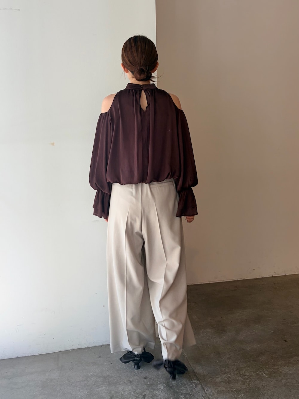 ブラウン系のシャツ/ブラウス、ホワイト系のその他パンツ、ブラウン系のパンプスを着用したレディースの夏コーディネートの4枚目の写真