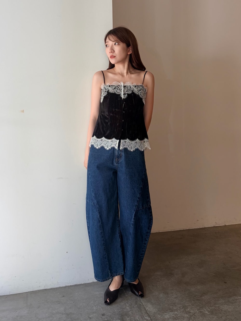 ホワイト系のベスト、ブラック系のTシャツ/カットソー、ブルー系のデニムパンツを着用したレディースの夏コーディネートの5枚目の写真
