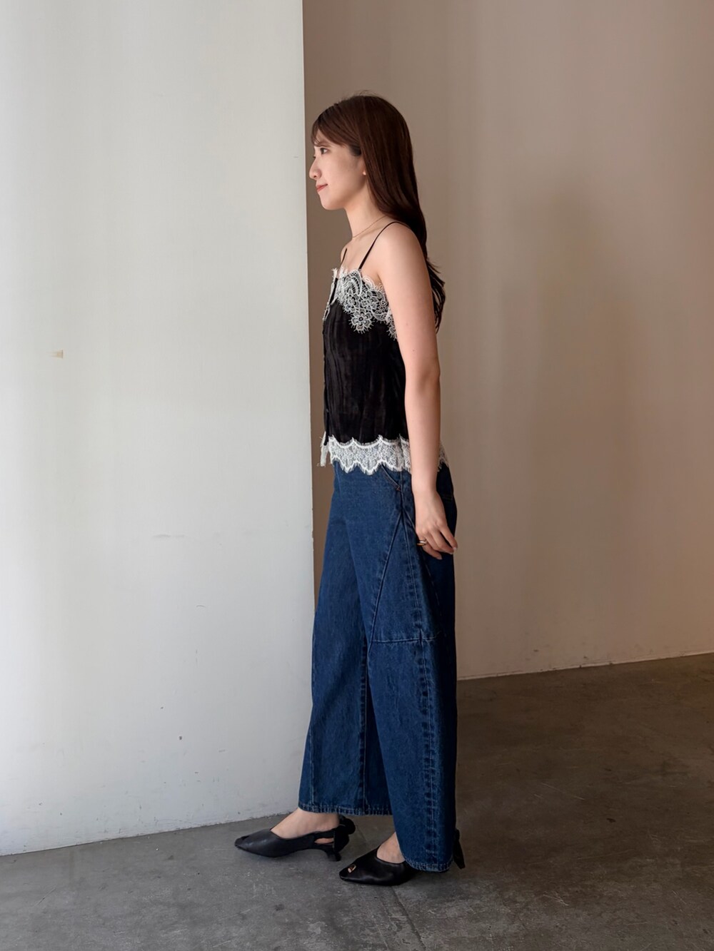 ホワイト系のベスト、ブラック系のTシャツ/カットソー、ブルー系のデニムパンツを着用したレディースの夏コーディネートの6枚目の写真