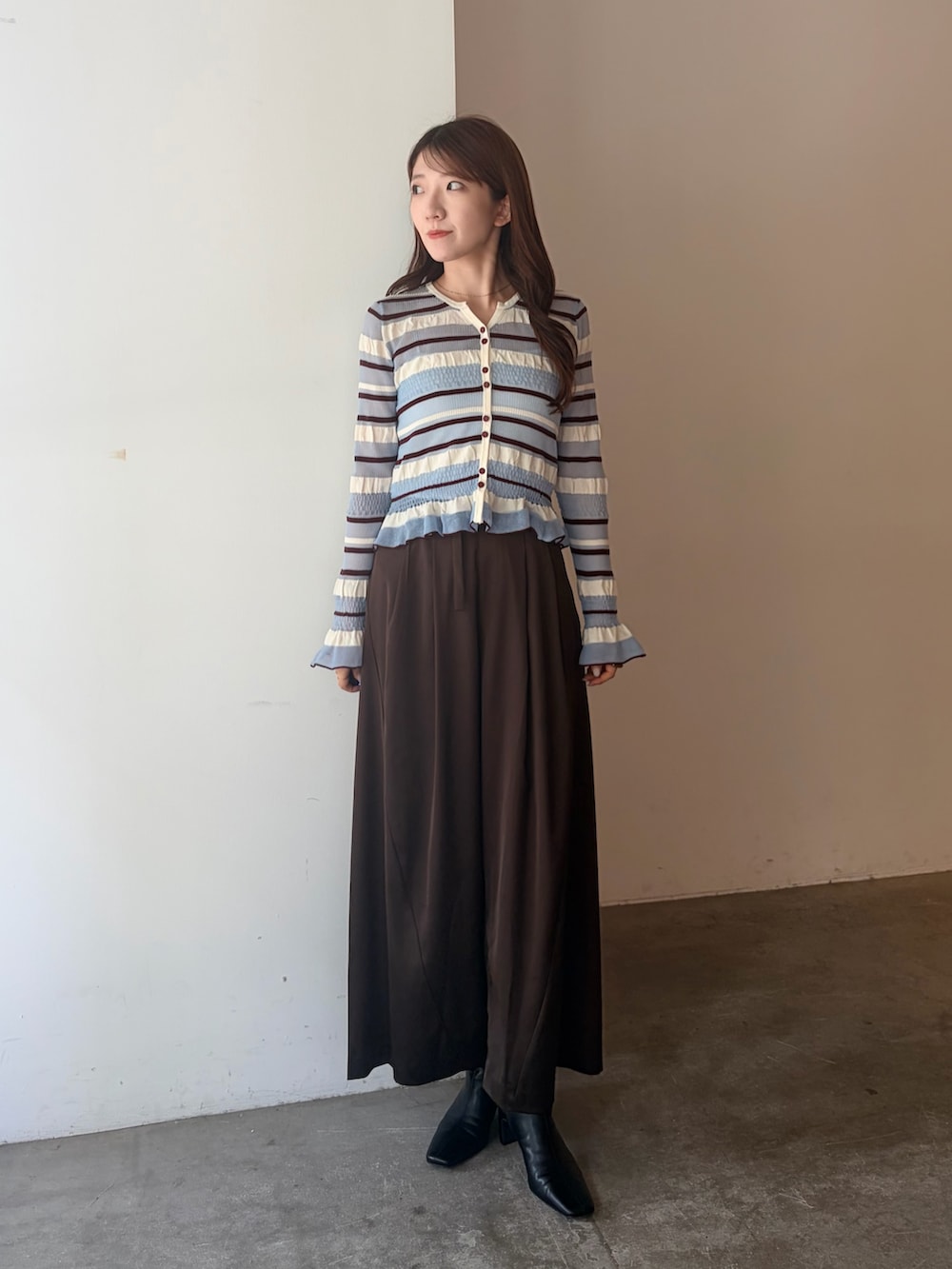 ブルー系のカーディガン/ボレロ、ブラウン系のその他パンツ、ブラック系のブーツを着用したレディースの夏コーディネートの2枚目の写真