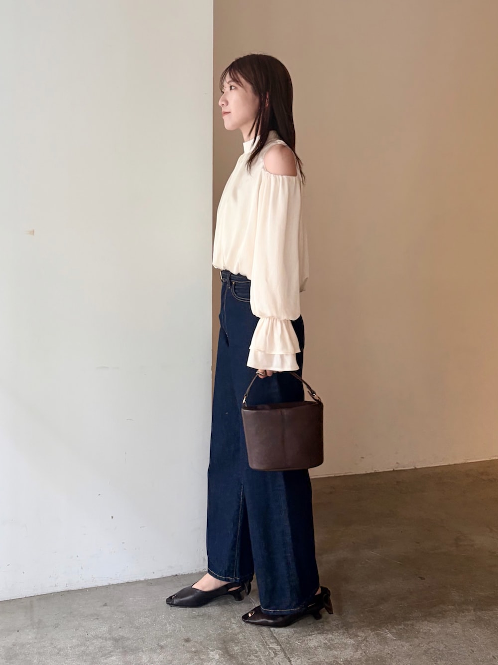ホワイト系のシャツ/ブラウス、ブラウン系のパンプス、ブルー系のデニムパンツを着用したレディースの夏コーディネートの2枚目の写真