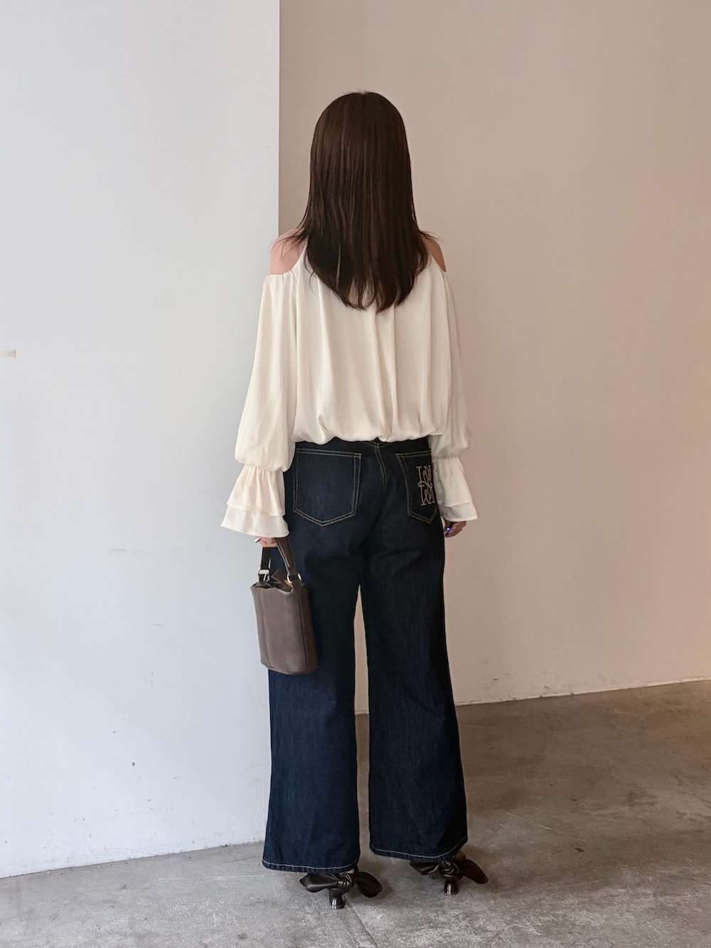 ホワイト系のシャツ/ブラウス、ブラウン系のパンプス、ブルー系のデニムパンツを着用したレディースの夏コーディネートの3枚目の写真