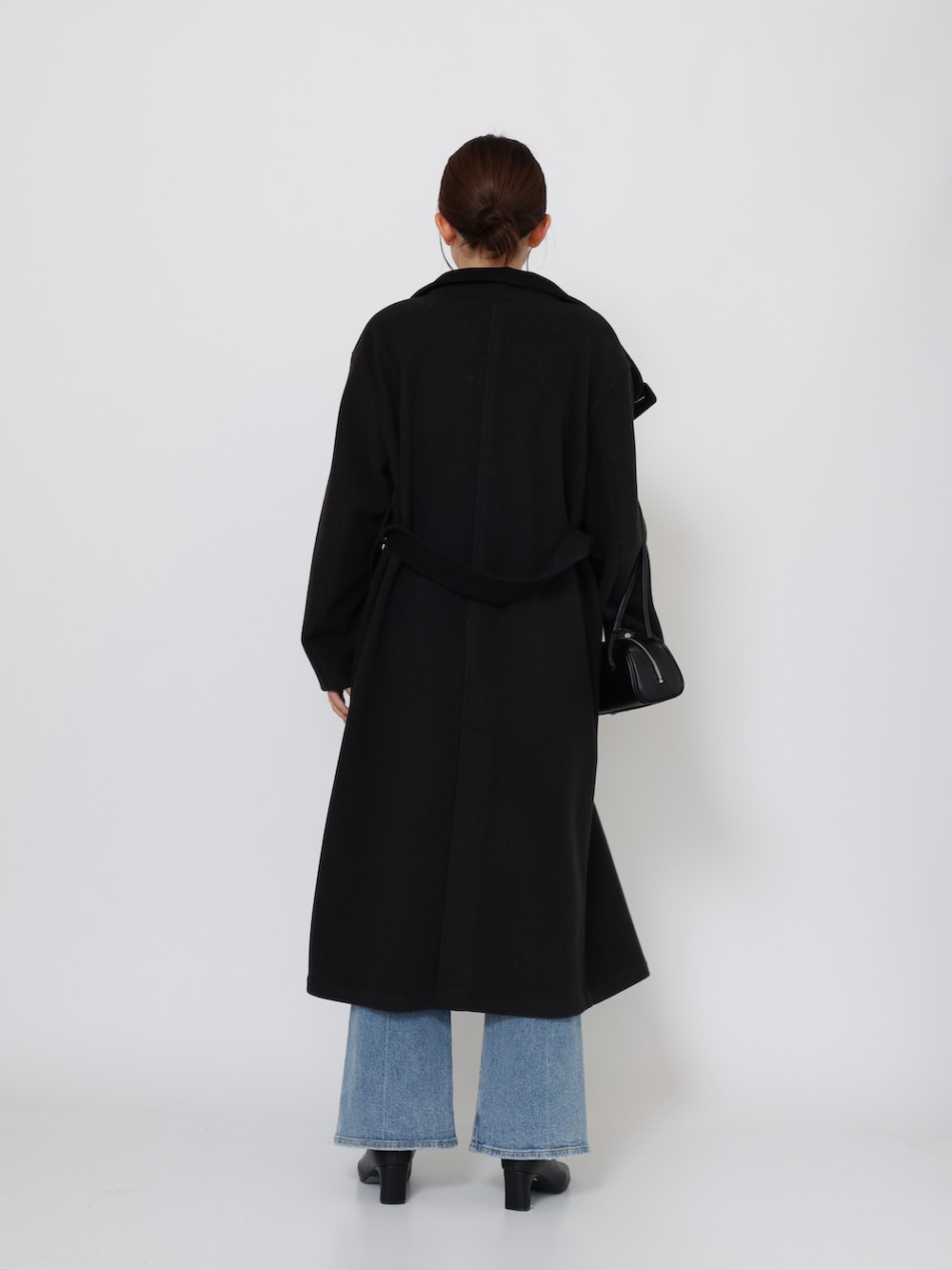 ブルー系のデニムパンツ、レッド系のTシャツ/カットソー、ブラック系のブーツを着用したレディースの秋コーディネートの3枚目の写真