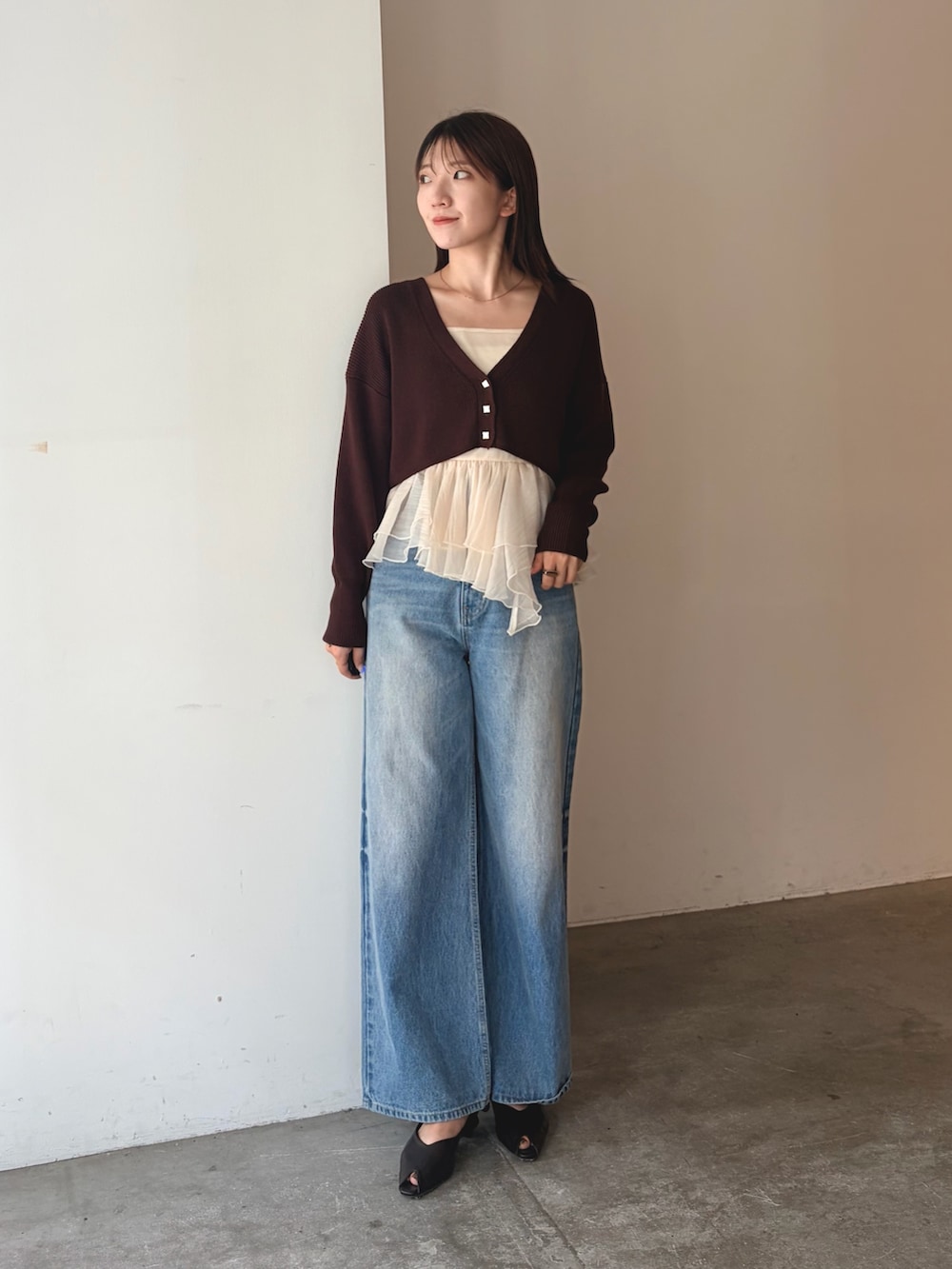ブラウン系のカーディガン/ボレロ、ブルー系のデニムパンツ、ブラウン系のパンプスを着用したレディースの夏コーディネートの4枚目の写真