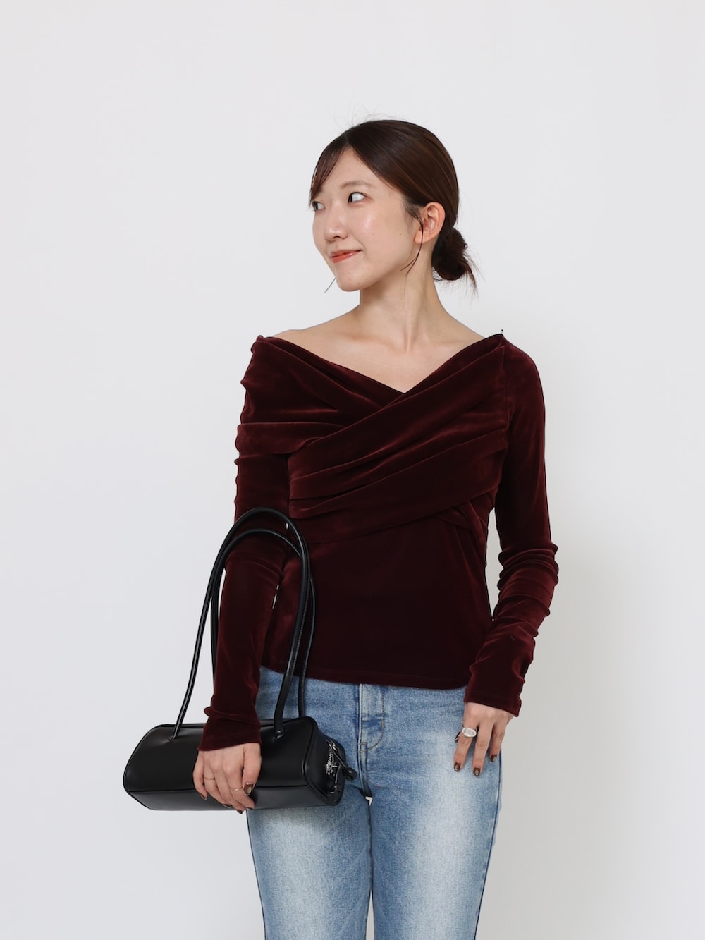 ブルー系のデニムパンツ、レッド系のTシャツ/カットソー、ブラック系のブーツを着用したレディースの秋コーディネートの5枚目の写真