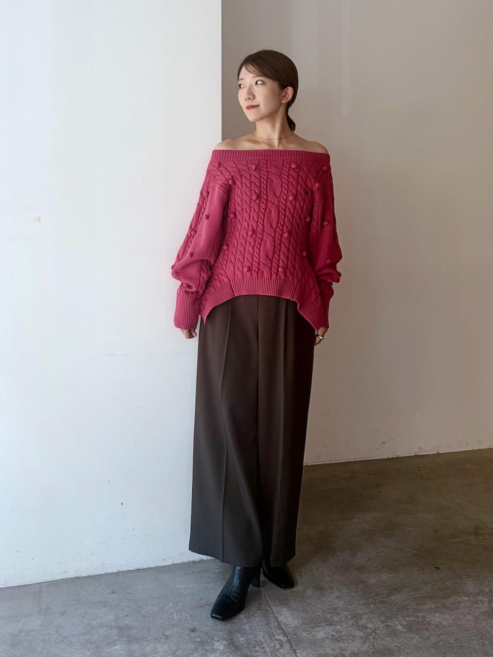 グレー系のその他パンツ、ピンク系のニット/セーター、ブラック系のブーツを着用したレディースの夏コーディネートの2枚目の写真