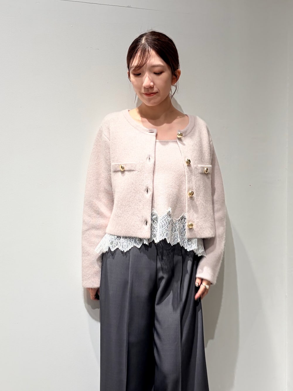 グレー系のノーカラージャケット、グレー系のキャミソール、グレー系のその他パンツを着用したレディースの秋コーディネートの4枚目の写真