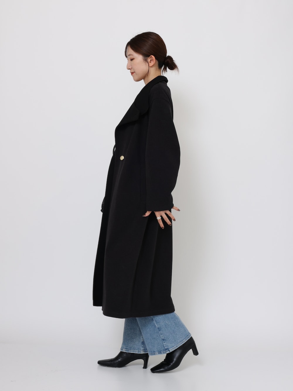 ブルー系のデニムパンツ、レッド系のTシャツ/カットソー、ブラック系のブーツを着用したレディースの秋コーディネートの2枚目の写真