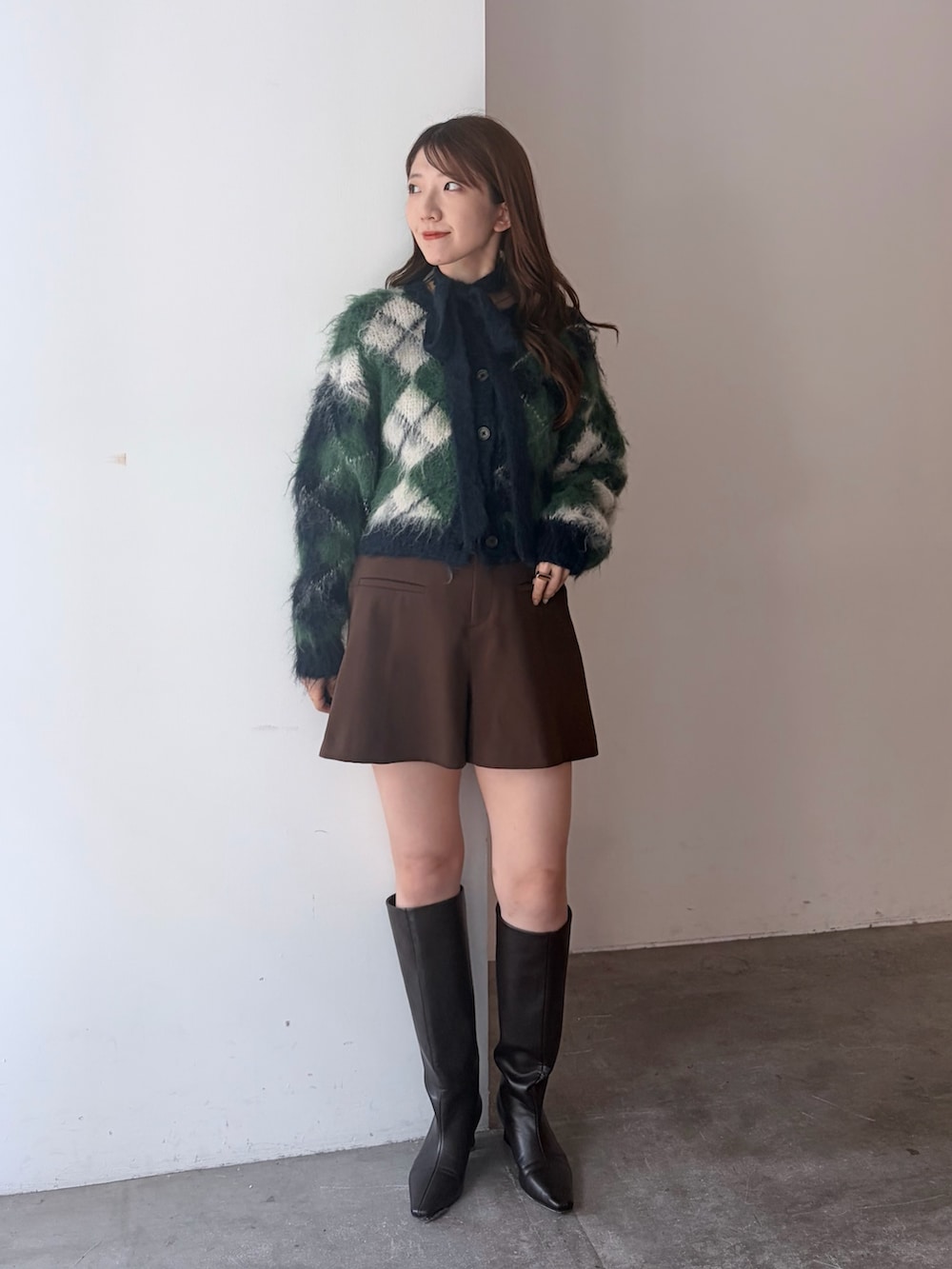 グリーン系のカーディガン/ボレロ、ブラウン系のその他パンツ、ブラウン系のブーツを着用したレディースの夏コーディネートの2枚目の写真