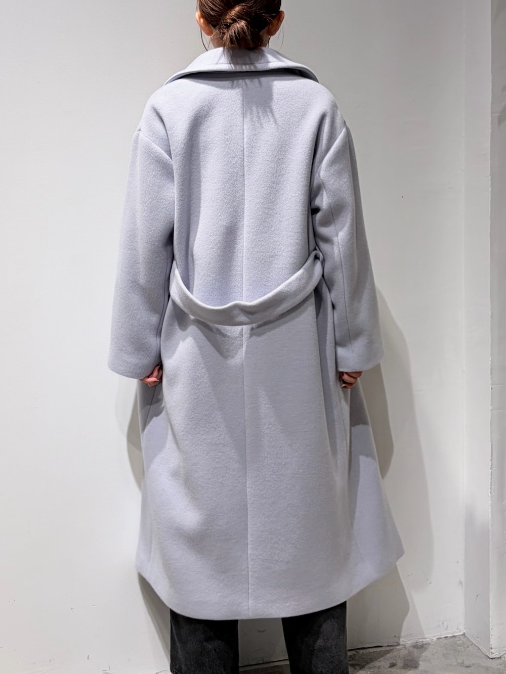 ブラック系のデニムパンツ、ブラウン系のニット/セーター、ブラック系のブーツを着用したレディースの秋コーディネートの6枚目の写真
