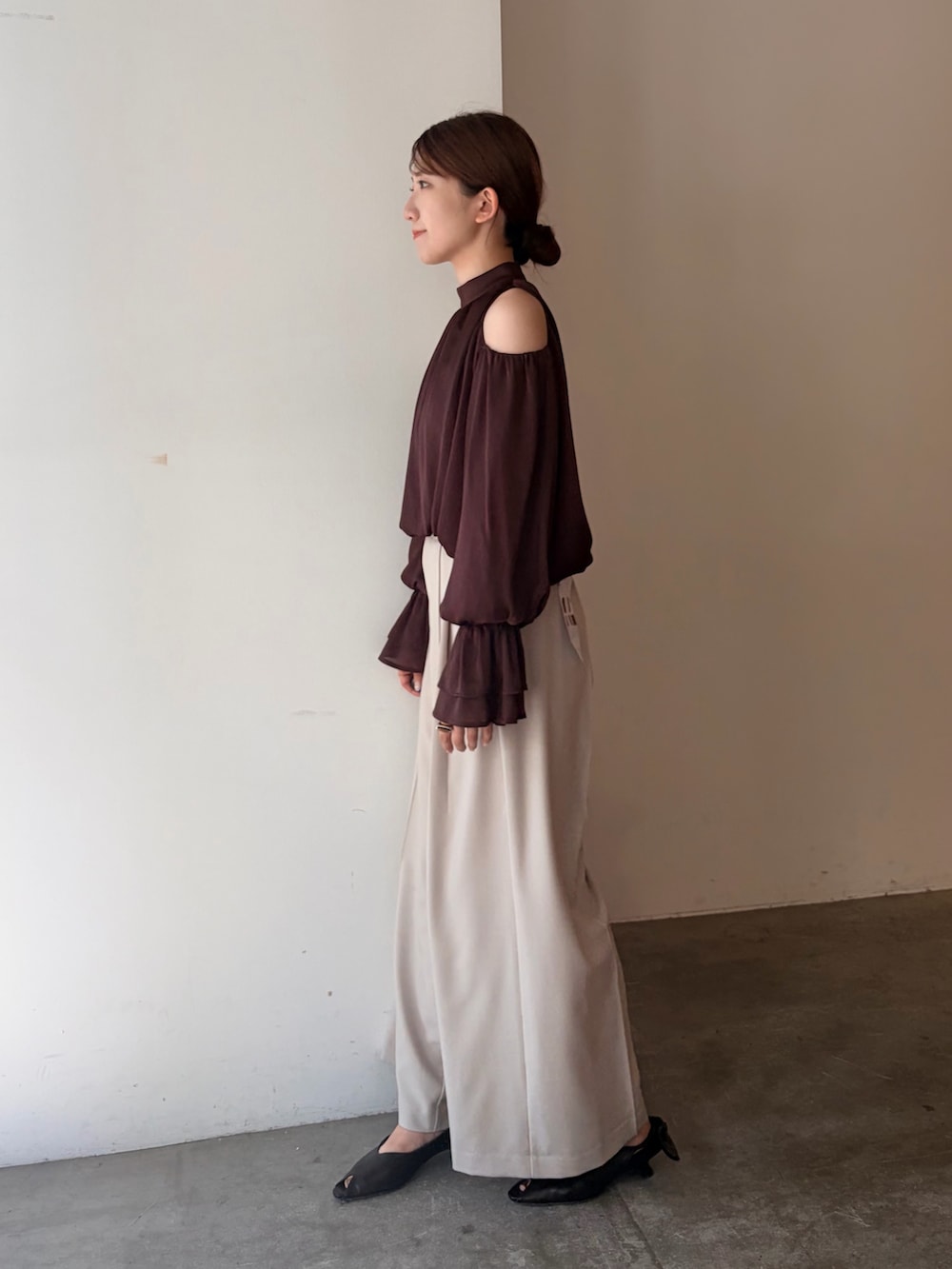 ブラウン系のシャツ/ブラウス、ホワイト系のその他パンツ、ブラウン系のパンプスを着用したレディースの夏コーディネートの2枚目の写真