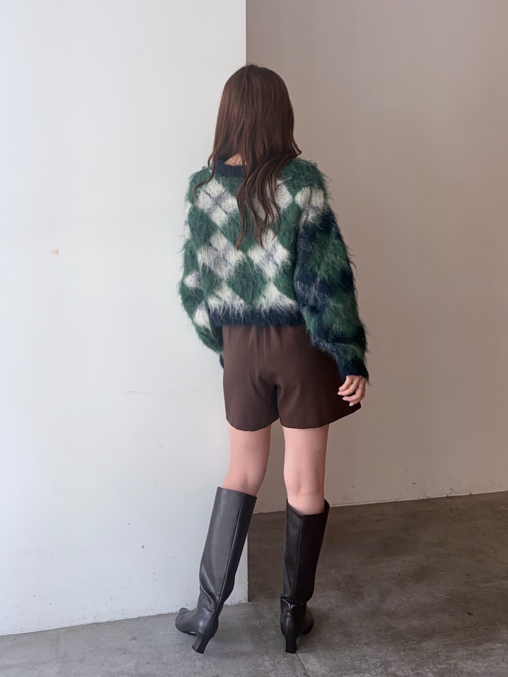 グリーン系のカーディガン/ボレロ、ブラウン系のその他パンツ、ブラウン系のブーツを着用したレディースの夏コーディネートの4枚目の写真