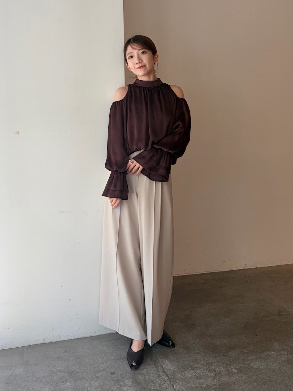 ブラウン系のシャツ/ブラウス、ホワイト系のその他パンツ、ブラウン系のパンプスを着用したレディースの夏コーディネートの3枚目の写真