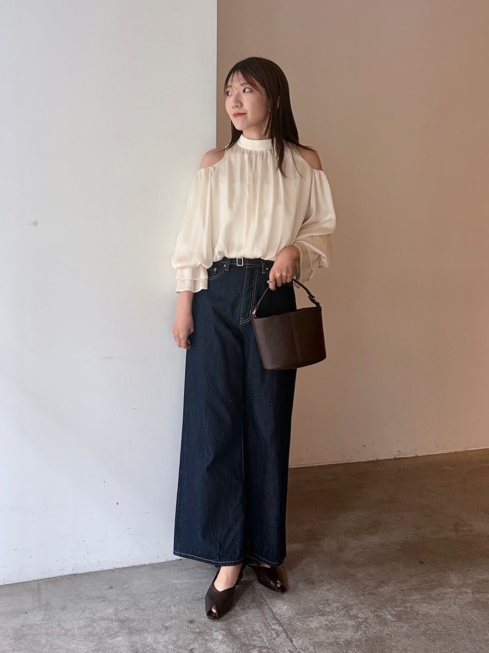 ホワイト系のシャツ/ブラウス、ブラウン系のパンプス、ブルー系のデニムパンツを着用したレディースの夏コーディネートの4枚目の写真