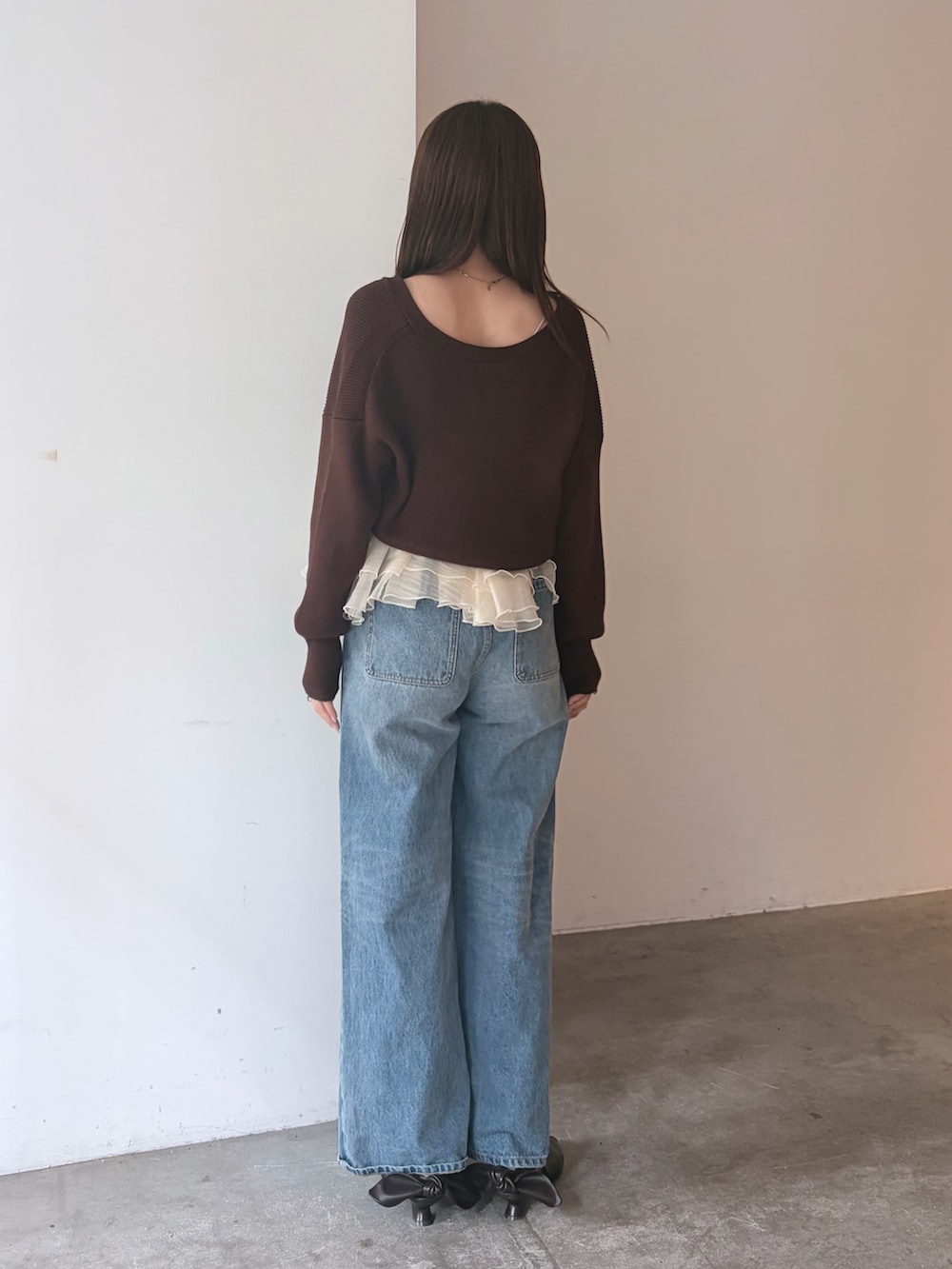 ブラウン系のカーディガン/ボレロ、ブルー系のデニムパンツ、ブラウン系のパンプスを着用したレディースの夏コーディネートの3枚目の写真