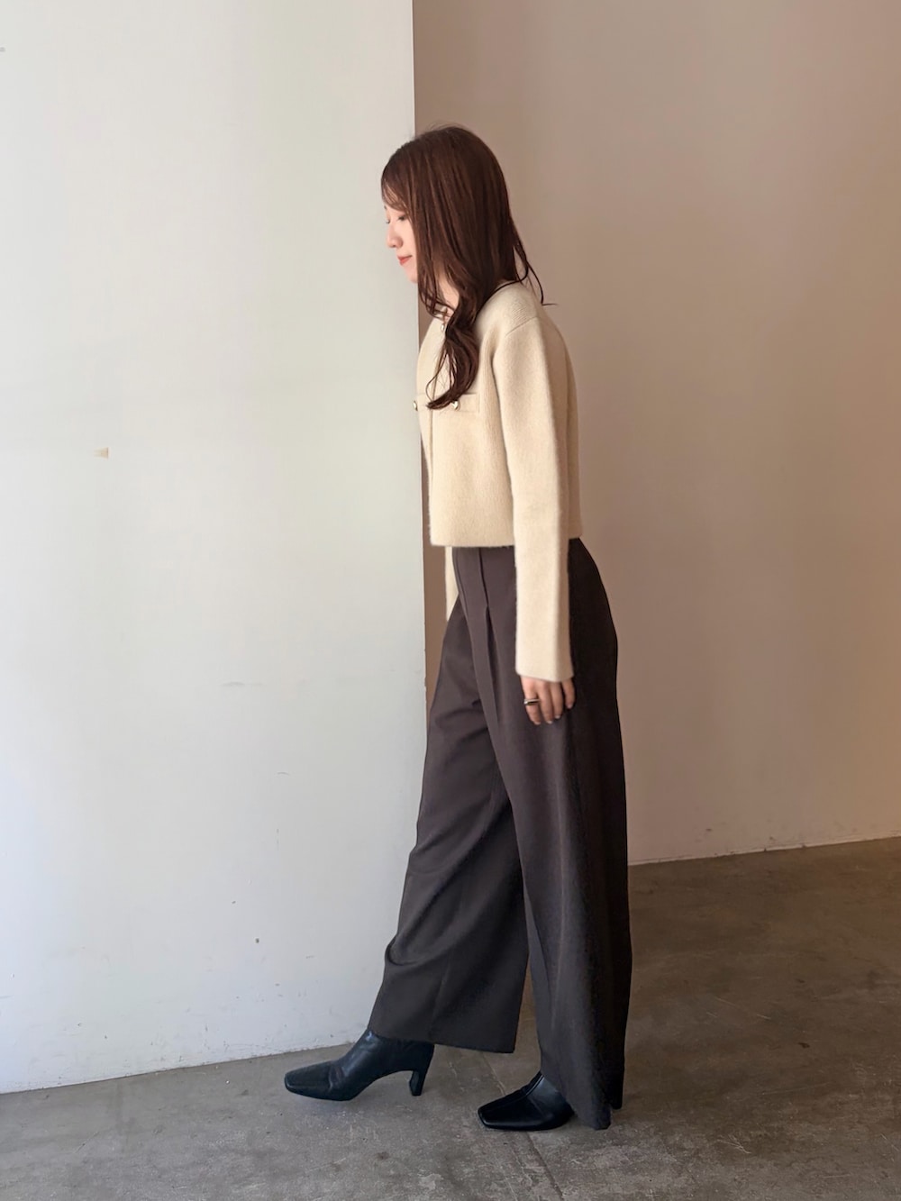 ブラウン系のその他パンツ、イエロー系のノーカラージャケット、ブラック系のブーツを着用したレディースの夏コーディネートの2枚目の写真