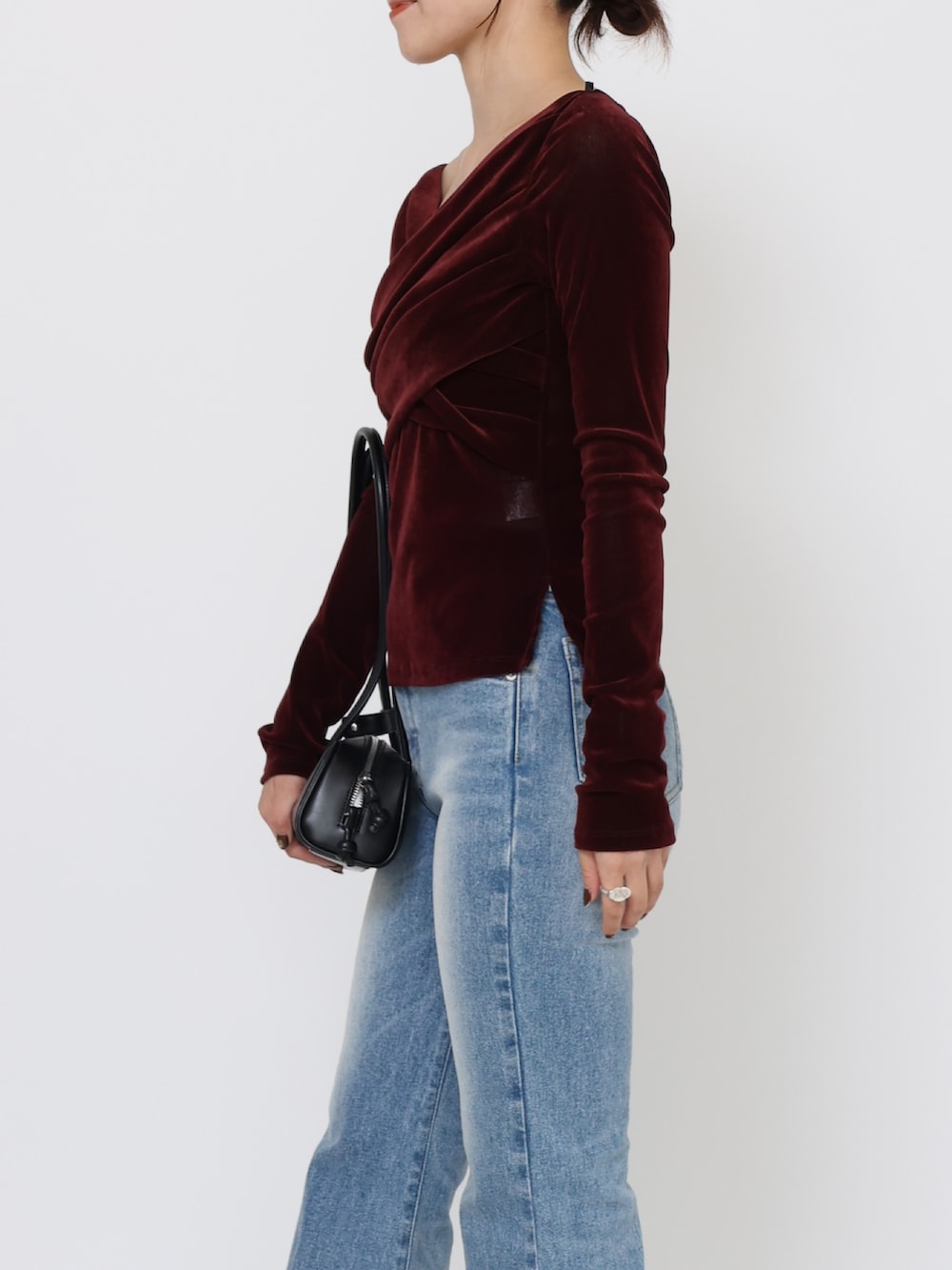 ブルー系のデニムパンツ、レッド系のTシャツ/カットソー、ブラック系のブーツを着用したレディースの秋コーディネートの6枚目の写真