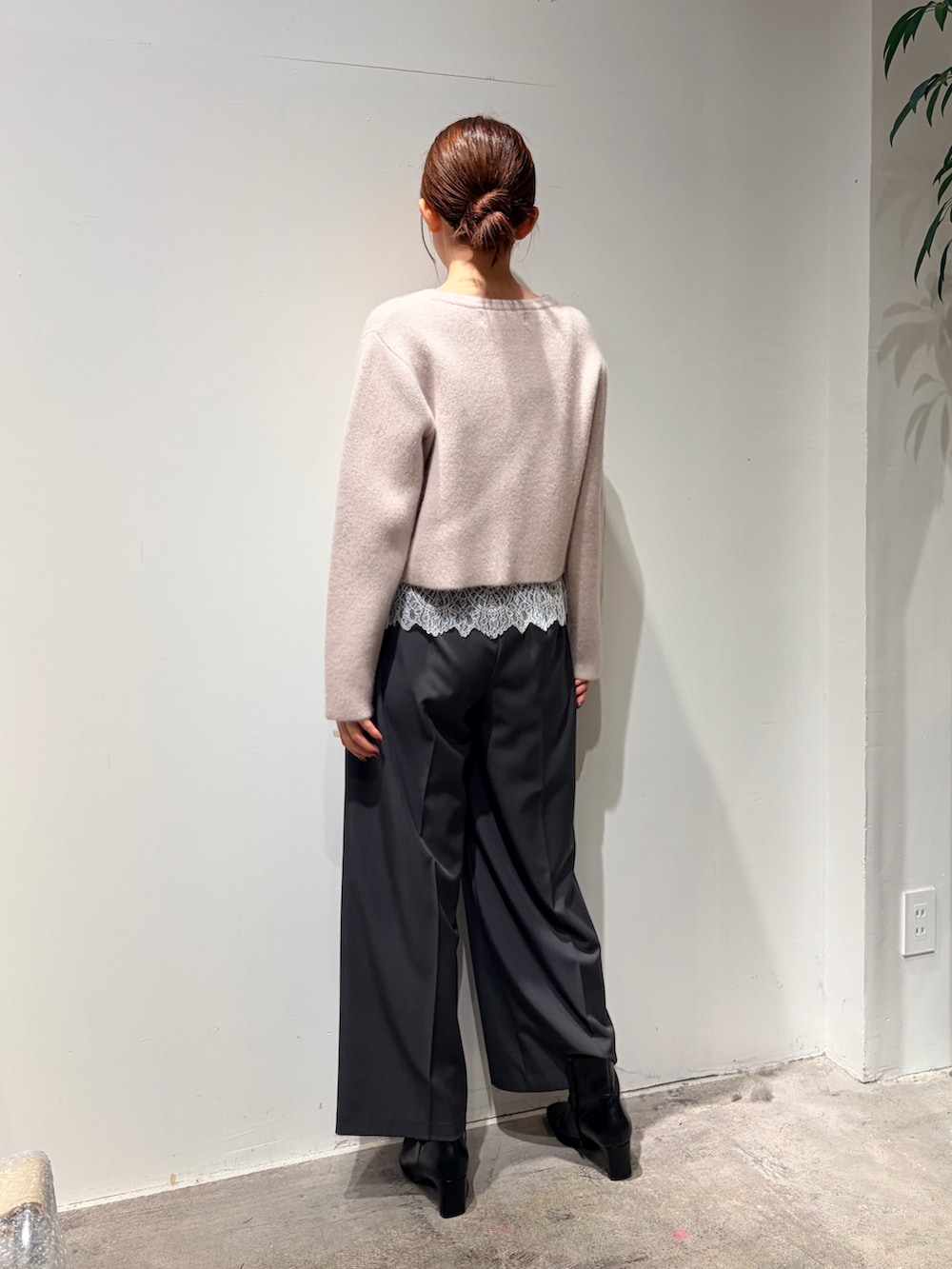 グレー系のノーカラージャケット、グレー系のキャミソール、グレー系のその他パンツを着用したレディースの秋コーディネートの3枚目の写真