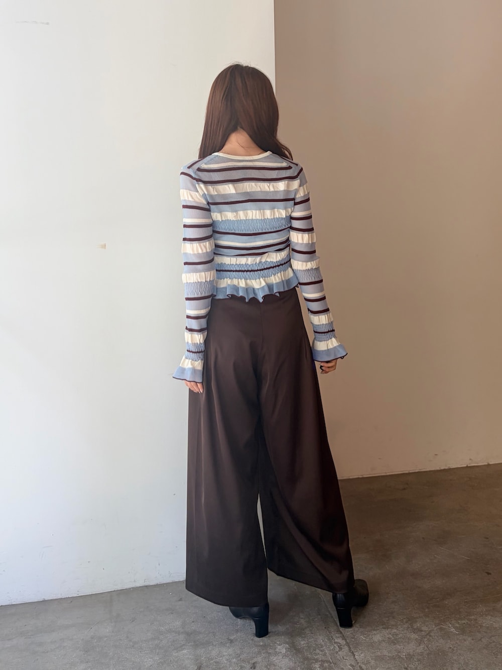 ブルー系のカーディガン/ボレロ、ブラウン系のその他パンツ、ブラック系のブーツを着用したレディースの夏コーディネートの4枚目の写真