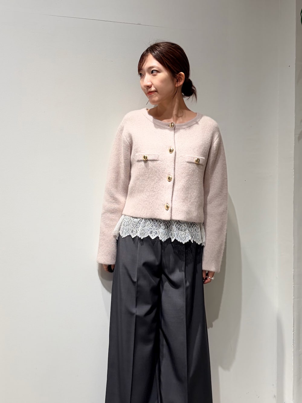 グレー系のノーカラージャケット、グレー系のキャミソール、グレー系のその他パンツを着用したレディースの秋コーディネートの5枚目の写真